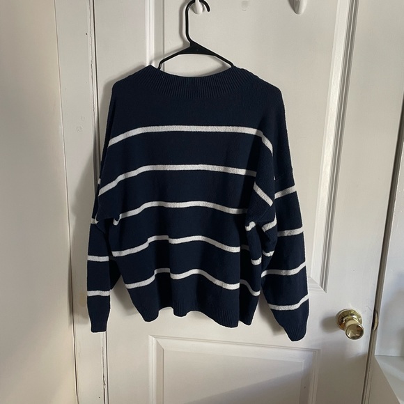 American Eagle Outfitters Navy and White V-Neck Sweater - Picture 4 of 4